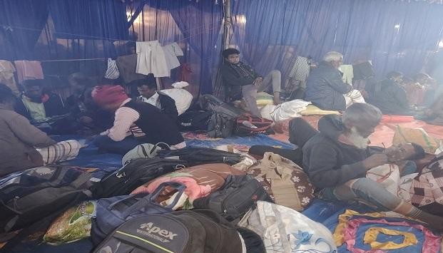তিস্তা মহাপরিকল্পনার দাবিতে বালুর চরে হাজারো মানুষের রাত্রি যাপন।