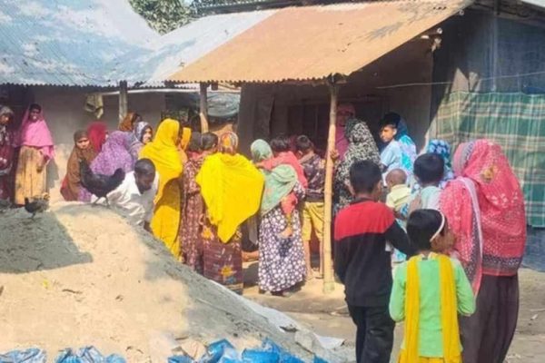 নওগাঁর পত্নীতলা কমলাবাড়ি গ্রামের ওয়াদুদ নামে এক মাদ্রাসার ছাত্র গলায় ফাঁস দিয়ে আত্মহত্যা