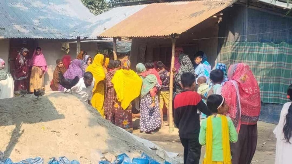 নওগাঁর পত্নীতলা কমলাবাড়ি গ্রামের ওয়াদুদ নামে এক মাদ্রাসার ছাত্র গলায় ফাঁস দিয়ে আত্মহত্যা