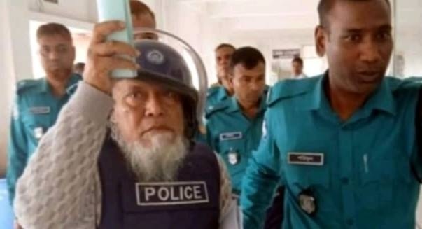 আদালতে হাজিরার সময় সাবেক এমপি আফতাব উদ্দিন সরকারের উপর জুতা,সেন্ডেল, ডিম নিক্ষেপ।